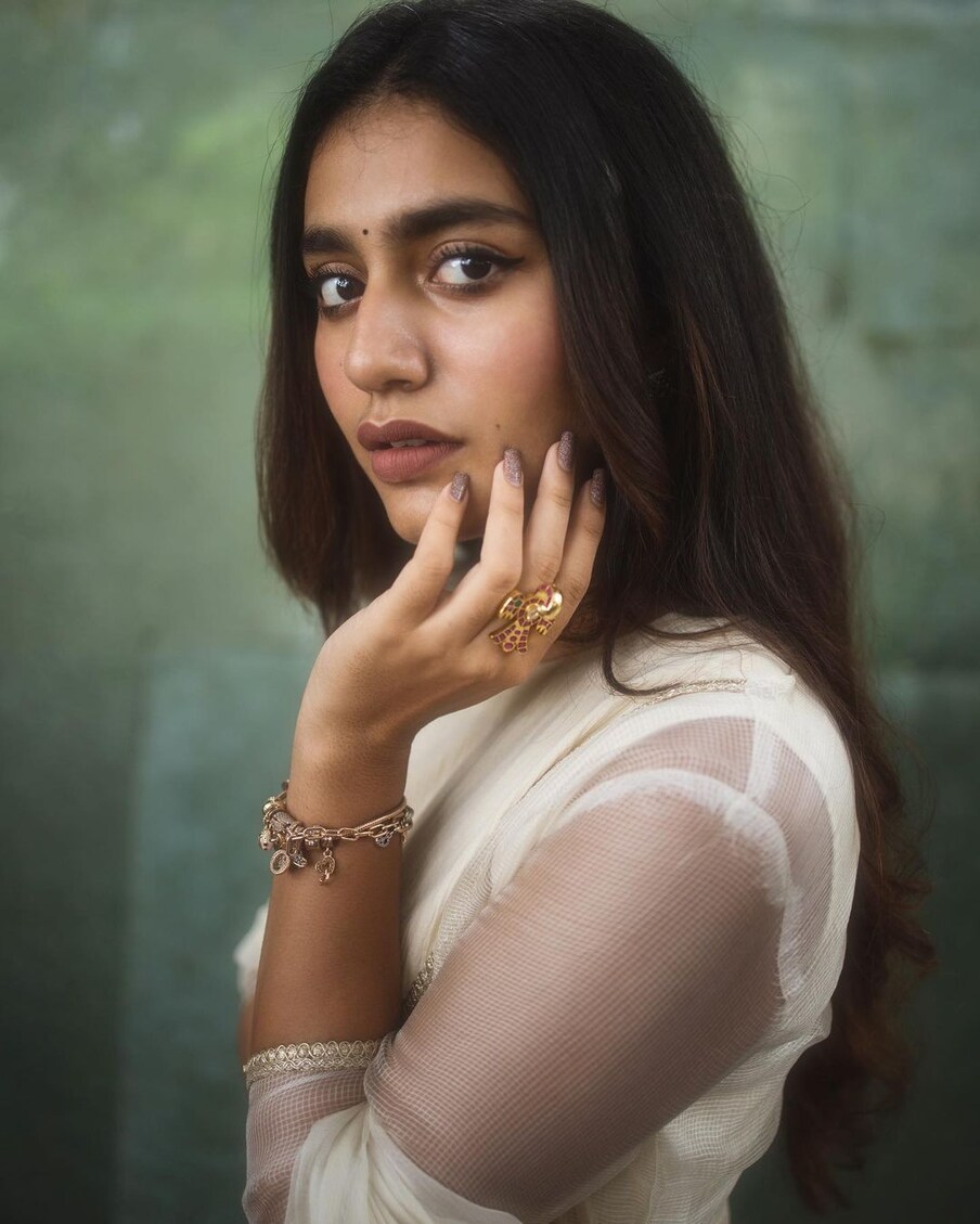  2018లో ‘నీ వానం నాన్ మఝాయ్’ రిలీజ్‌కి ముందే క్రేజీ స్టార్ డమ్ తెచ్చుకున్న ఈ బ్యూటీకి... సిల్వర్ స్క్రీన్ మాత్రం కలిసిరావడం లేదు. 2018లో రావాల్సిన ‘శ్రీదేవీ బంగ్లా’ సినిమాపై కోర్టు కేసుల్లో చిక్కుకుంది. 2019లో ఒరు ఆదార్ లవ్‌తో పలకరించినా... అదీ మెప్పించలేదు. (Instagram/Photo).