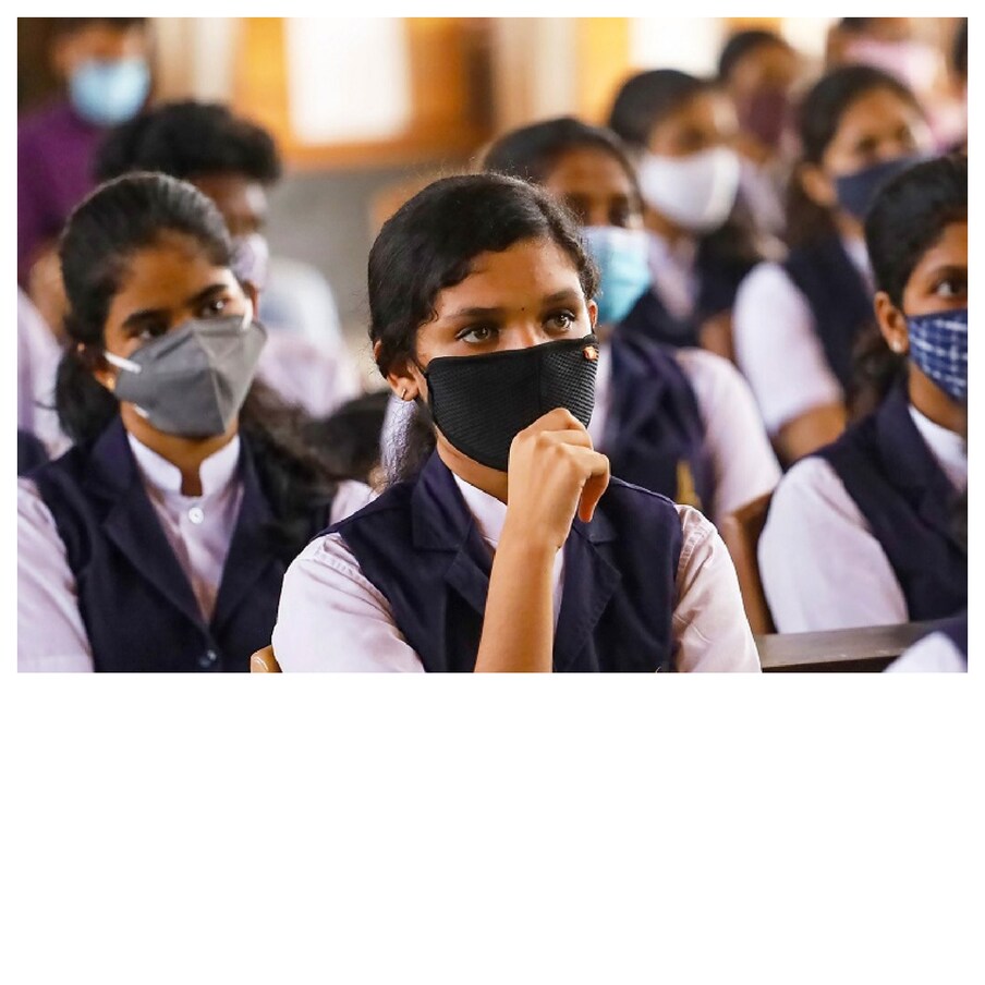  ఉన్నత విద్యా సంస్థ AICTE ప్రతి సంవత్సరం ఈ పథకం కింద మహిళా ఇంజనీరింగ్ విద్యార్థులకు రూ. 50,000 స్కాలర్‌షిప్‌లను అందిస్తోంది. ప్రగతి స్కాలర్‌షిప్ పథకం కింద ప్రతి సంవత్సరం 4,000 మంది విద్యార్థినులకు స్కాలర్‌షిప్‌లను అందజేస్తారు. 
