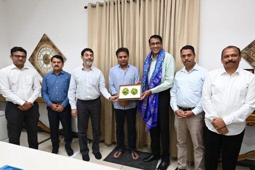 మంత్రి కేటీఆర్ తో సంస్థ ప్రతినిధులు
