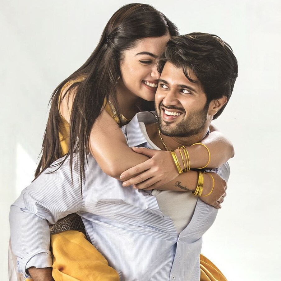  గతంలో రెండు సినిమాల్లో ఆన్ స్క్రీన్ రొమాన్స్ చేసింది విజయ్ దేవరకొండ- రష్మిక మందన్న జోడీ. గీత గోవిందం సినిమాతో పాటు డియర్ కామ్రేడ్ సినిమాలో ఈ ఇద్దరూ కలిసి నటించారు. ఈ రొమాంటిక్ జోడీ తెలుగు ప్రేక్షకులను ఎంతగానో అట్రాక్ట్ చేసింది.