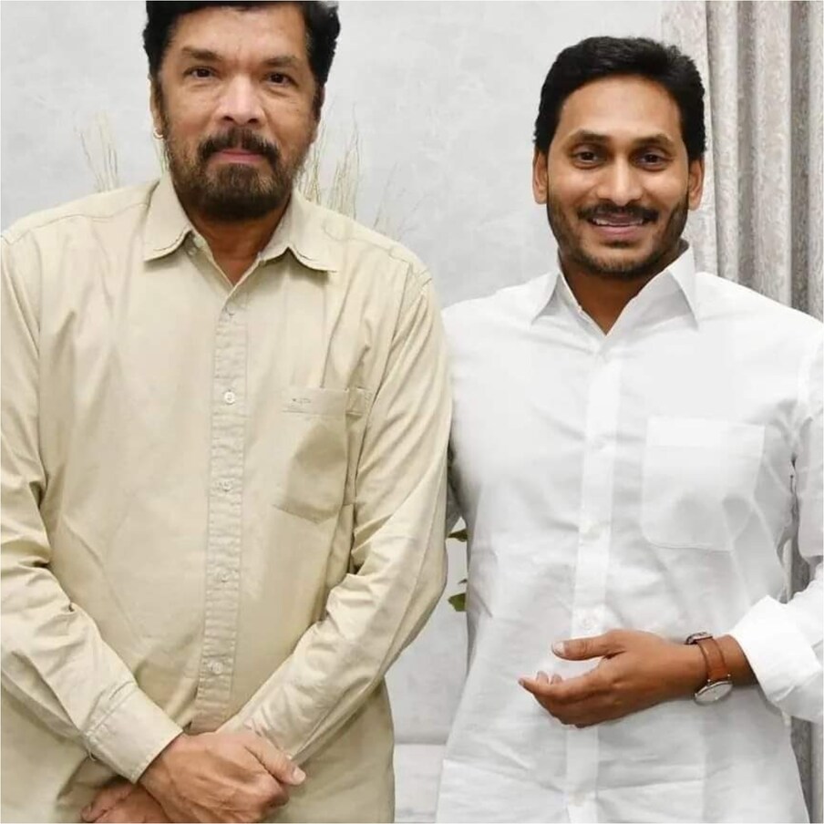  ఇటీవల ఆంధ్రప్రదేశ్ లో ఫిలిం డెవలప్ మెంట్ కార్పొరేషన్ చైర్మన్ గా పోసానికి పదవి దక్కిన సంగతి తెలిసిందే. ఏపీ సీఎం జగన్ ఈ పదవి ఇచ్చారు. పొలిటికల్ కార్యక్రమాల్లో ప్రత్యర్థులపై విరుచుకుపడే పోసాని.. కైకాల మృతి ఇలా రియాక్ట్ కావడం హాట్ టాపిక్ అయింది.