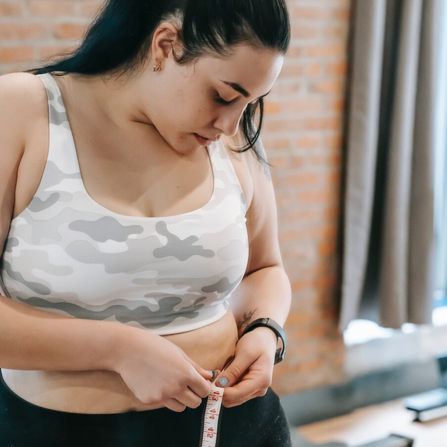  Winter Weight Loss : ఈ రోజుల్లో ఏ ఆహారం తిన్నా.. ఇది మనకు మేలు చేస్తుందా, కీడు చేస్తుందా అన్నది ఓసారి ఆలోచించుకోవాలి. ఎందుకంటే బయట మనం తినే చాలా ఫుడ్ మంచిది కాదు. వాళ్లు వాడే పామాయిల్, మైదా, షుగర్.. అనేక అనారోగ్యాలు వచ్చేలా చేస్తున్నాయి. ముఖ్యంగా మన తెలుగు రాష్ట్రాల్లో చాలా మంది డయాబెటిస్ బారిన పడుతున్నారు. అలా జరగకుండా చూసుకోవాలి. అది మన చేతుల్లోనే ఉంటుంది.
