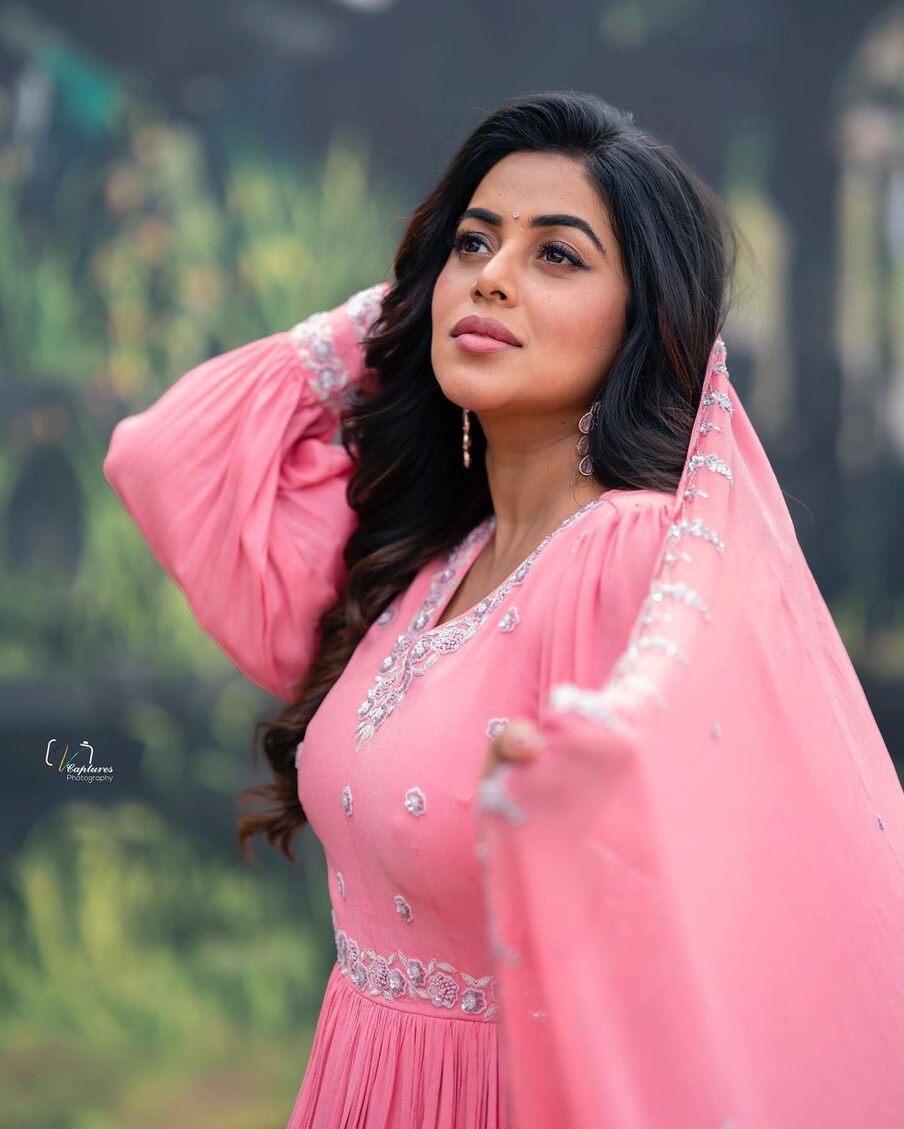  సీమ టపాకాయ్ సినిమాతో టాలీవుడ్ ఎంట్రీ ఇచ్చిన హీరోయిన్ పూర్ణ, పూర్ణ అసలు పేరు షామ్నా ఖాసీమ. తెలుగులో ఎన్నో సినిమాల్లో నటించింది పూర్ణ.
