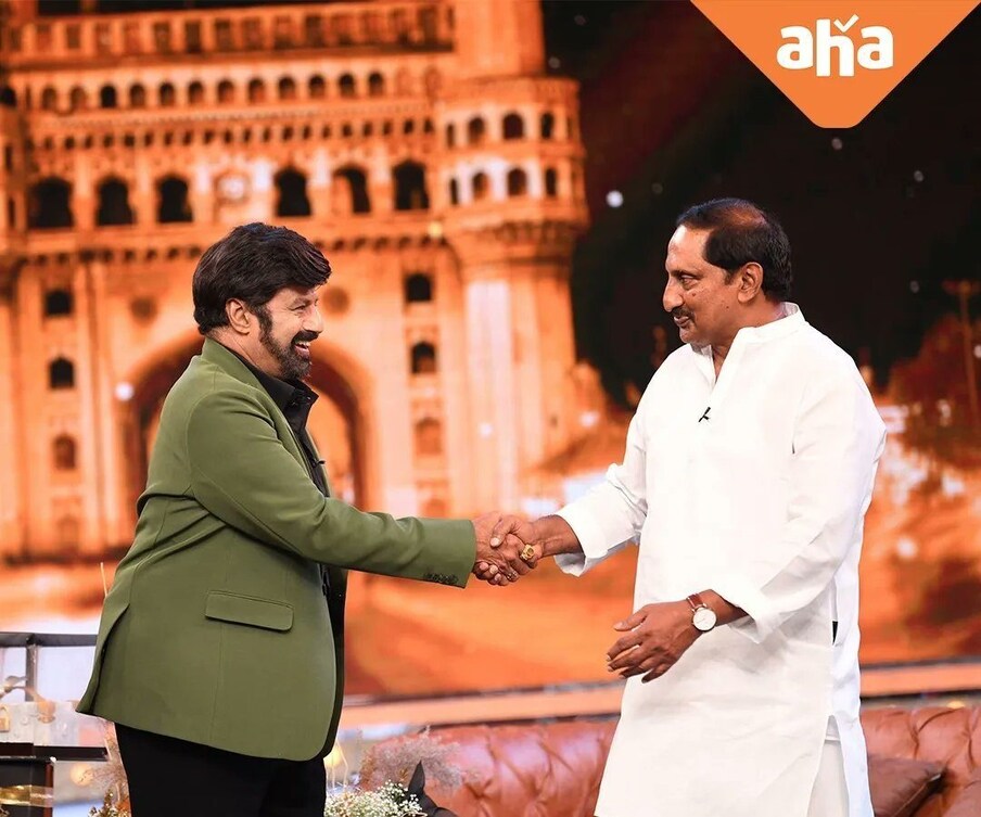  అయితే కిరణ్ కుమార్ రెడ్డి బాలయ్య షోకువచ్చిన పిక్స్ ఇప్పుడు నెట్టింట హల్ చల్ చేస్తున్నాయి.దీంతో ఈ ఎపిసోడ్ పై సరికొత్త బజ్ ఏర్పడింది. వీరిద్దరి మధ్య రాజకీయంగా ఎలాంటి ఆసక్తికర చర్చ జరగనుందని ఇప్పుడు అందరి మదిలో ఆసక్తి నెలకొంది.