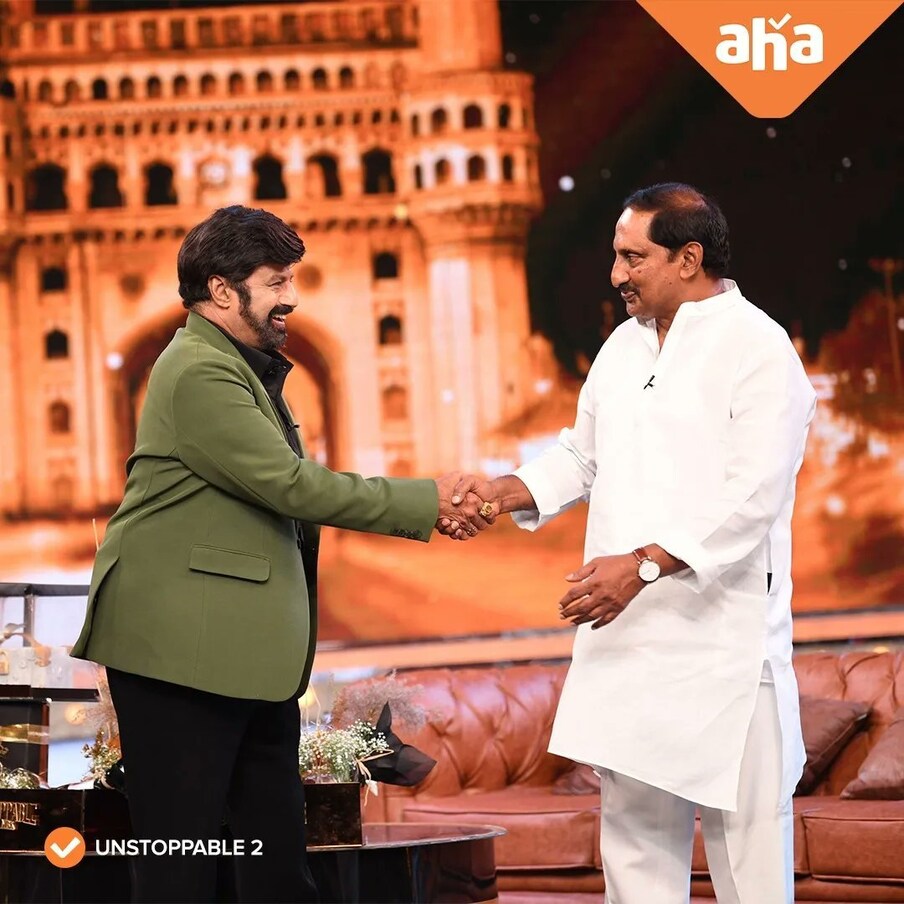  తాజాగా 4 వ ఎపిసోడ్ కు మరో ప్రముఖ రాజకీయ నేత రానున్నట్లు సమాచారం. మాజీ ఉమ్మడి ఆంధ్రప్రదేశ్ ముఖ్యమంత్రి కిరణ్ కుమార్ రెడ్డి రాబోతున్నట్లు తెలిసింది. దీనికి సంబంధంచిన పిక్స్ కూడా నెట్టింట వైరల్ అయ్యాయి.