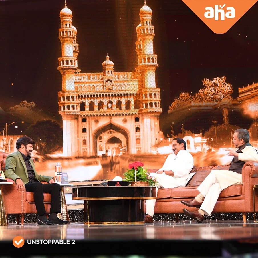  అయితే అన్‌స్టాపబుల్ షోలో కిరణ్, సురేష్ రెడ్డితో పాటు మరో అతిథి కూడా రానున్నారని ఇప్పుడు వాార్తలు వస్తున్నాయి. ఆ సీనియర్ నటి ఎవరో కాదు.. రాధిక శరత్ కుమార. రాధిక కూడా ఇప్పుడు ఈ షోలో కనిపంచనున్నారు. మరో పోస్ట్ లో ,[object Object], పవర్ ప్యాక్డ్ సెల్ఫీ ను పోస్ట్ చేయడంతో ఈ వార్త కాస్త వైరల్ అయ్యింది. 