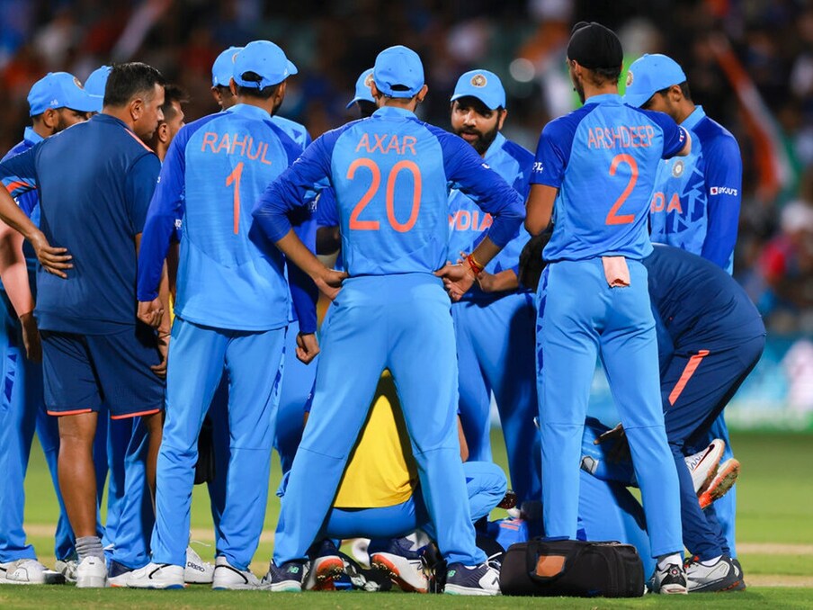 స్వదేశంలో శ్రీలంక (Sri Lanka)తో జరగబోయే మూడు టీ20లు, మూడు వన్డేల సిరీస్ కోసం టీమిండియా (Team India) జట్లను బీసీసీఐ (BCCI) ప్రకటించింది. ఈ రెండు జట్లలో కొన్ని ఆశ్చర్యకరమైన మార్పులు కనిపిస్తున్నాయి. కొందరి ఆటగాళ్లకు తమ భవిష్యత్తు ప్లాన్ ఏంటో క్లియర్ గా చెప్పేసింది బీసీసీఐ.