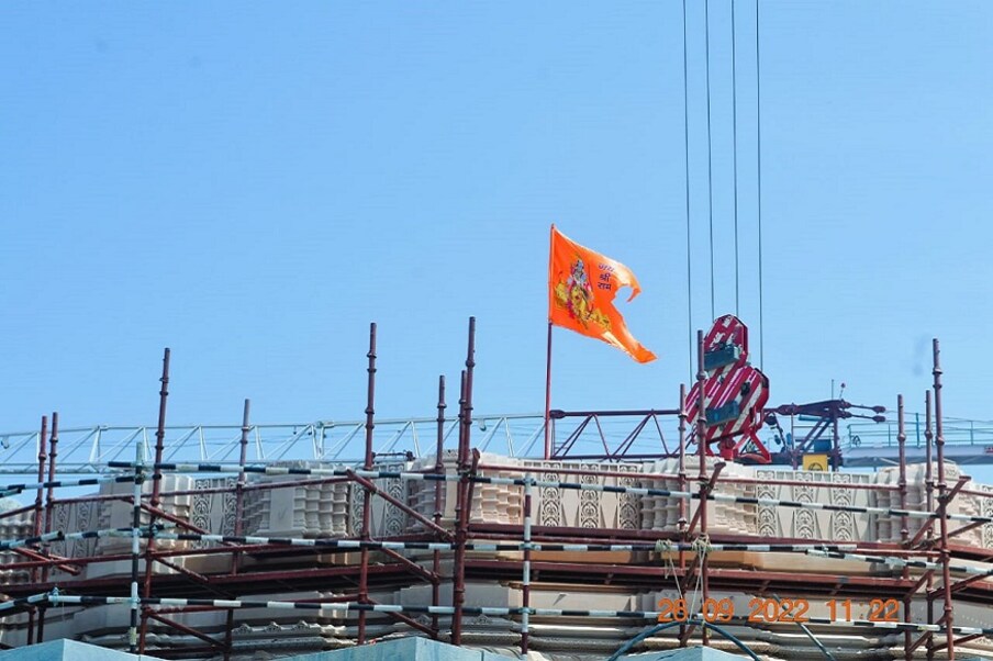  ఈ రోడ్డు వెడల్పు దాదాపు 100 మీటర్లు. భక్తులు రామజన్మభూమి కాంప్లెక్స్‌లోకి ప్రవేశించిన దారిలోనే తిరిగి వెళ్తారు. భక్తులకు వారి వస్తువులను ఉంచడానికి చక్కటి వ్యవస్థీకృత ఏర్పాట్లు కూడా ఉచితంగా అందుబాటులో ఉంచుతారు. అంతేకాకుండా ప్రాంగణం చుట్టుపక్కల భక్తులకు సరిపడా పార్కింగ్ సౌకర్యాలు కల్పిస్తున్నారు.