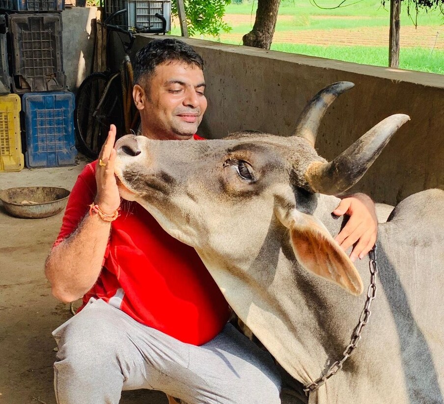  సింగపూర్‌లో వజ్రాల వ్యాపారం చేసేవాడు బనస్కాంత జిల్లాలోని పాలన్‌పూర్ నివాసి ఎస్ పధియార్. అయితే తన తల్లికి క్యాన్సర్ సోకిందని తెలియడంతో ఎస్ పధియార్ సింగపూర్‌లో వజ్రాల వ్యాపారాన్ని వదిలేశాడు. సొంతూరికి వచ్చి తన తల్లిని క్యాన్సర్ చికిత్స కోసం తీసుకెళ్లాడు.