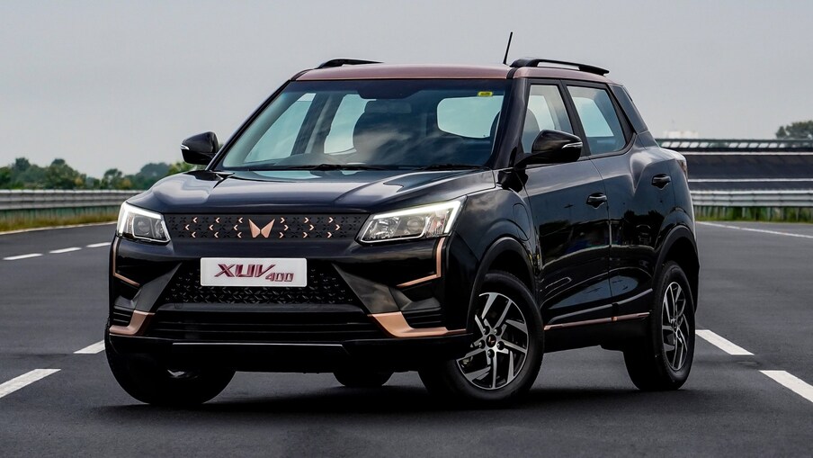 MAHINDRA XUV400:మహీంద్రా XUV400 ఎలక్ట్రిక్ SUV అదిరిపోయే ఫీచర్స్‌తో వచ్చే ఏడాది లాంచ్ కానుంది. 4.2 మీటర్ల పొడవు, బిగ్ బూట్‌స్పేస్‌తో డిజైన్ పరంగా గత మోడల్ XUV300 మాదిరిగానే ఉంటుంది. మహీంద్రా XUV400 ధరలు వచ్చే నెలలో కంపెనీ వెల్లడించనుంది. ఇందులో 39.4 kWh బ్యాటరీ ఉంటుంది. ఒక్కసారి ఛార్జ్‌ చేస్తే 456 కి.మీ. డ్రైవింగ్ రేంజ్‌ను అందిస్తుంది.