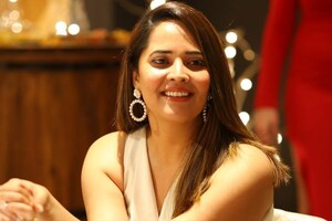 Anasuya: ట్రోలర్స్‌కి అనసూయ వార్నింగ్.. పోలీసుల చర్యతో మళ్ళీ మొదలైన రచ్చ