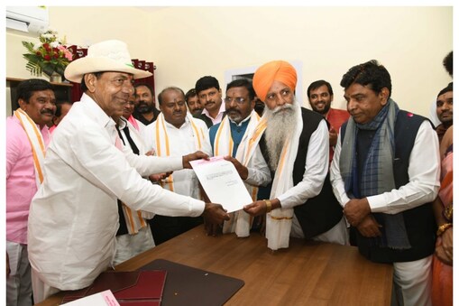 నియామక పత్రాలు అందిస్తున్న సీఎం కేసీఆర్