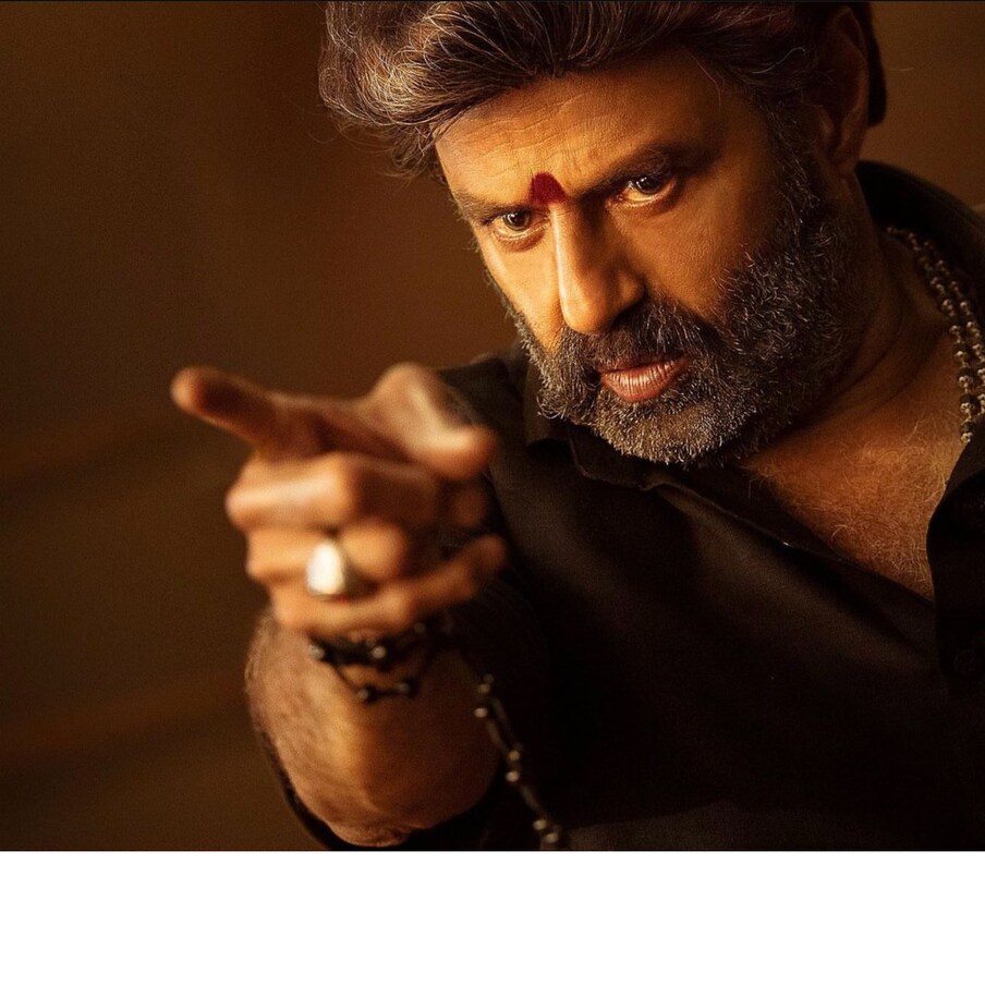  తెలుగు సినిమా ఇండస్ట్రీలో ఈ జనరేషన్ విషయానికొస్తే..ఎక్కువ సినిమాల్లో డ్యూయల్ రోల్లో నటించిన రికార్డు బాలకృష్ణ సొంతం. మొత్తంగా బాలయ్య ఒకటి కంటే ఎక్కువ పాత్రల్లో నటించిన సినిమాలో జాబితాలో ‘వీరసింహారెడ్డి’ కూడా చేరనుంది.  (Balakrishna in Akhanda Photo : Twitter)