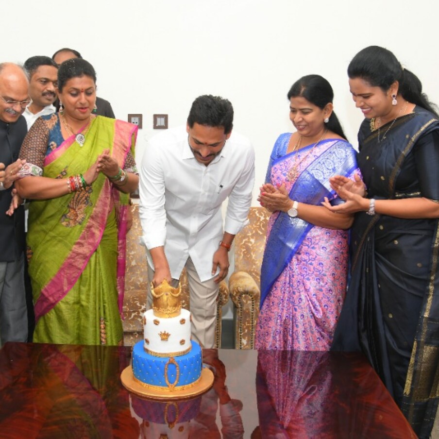  CM Jagan Birth Day: ఆంధ్రప్రదేశ్ ముఖ్యమంత్రి వైఎస్ జగన్ మోహన్ రెడ్డి జన్మదిన వేడుకలు ఒక పండుగ వాతావరణంలో రాష్ట్రవ్యాప్తంగా ఘనంగా జరిగాయి. వాడవాడలా జగన్ మోహన్ రెడ్డిగారి పుట్టినరోజు వేడుకలను పార్టీ శ్రేణులు, కార్యకర్తలు, అభిమానులు పెద్దఎత్తున జరుపుకున్నారు. ఈ సందర్భంగా, కేకులు కట్ చేయడంతోపాటు, పుస్తకాల పంపిణీ, దుస్తులు పంపిణీ, రక్తదానం, మొక్కలు నాటడం, అన్నదాన కార్యక్రమాలు.. ఇతర సేవా కార్యక్రమాలు నిర్వహించారు. 