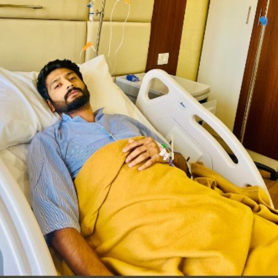  ఖలీల్ అహ్మద్ ప్రస్తుతం ఆసుపత్రిలో చికిత్స పొందుతున్నాడు. అనారోగ్య కారణాలతో ఖలీల్ అహ్మద్ ఆసుపత్రిలో చేరినట్లు తెలుస్తోంది. ఈ విషయాన్ని అతడే ట్వీట్ ద్వారా స్వయంగా వెల్లడించాడు. దాంతో నేటి నుంచి ప్రారంభమయ్యే రంజీ ట్రోఫికి దూరమయ్యాడు. (PC : TWITTER)
