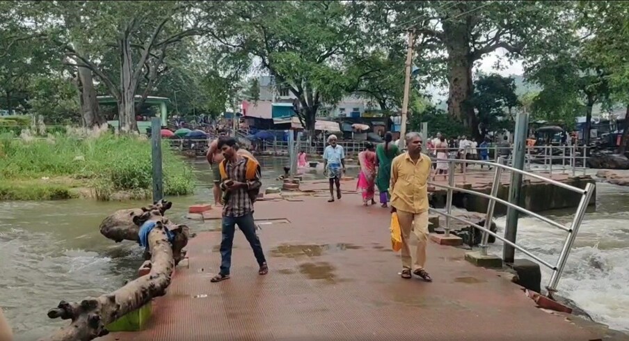  హొగెనక్కల్ జలపాతపు చుట్టుపక్కల ప్రాంతంలో భారీ వర్షాలు కురిశాయి. ఆ వరద నీరంతా ప్రవాహంలా మారి.. జలపాతంలో చేరుతోంది.