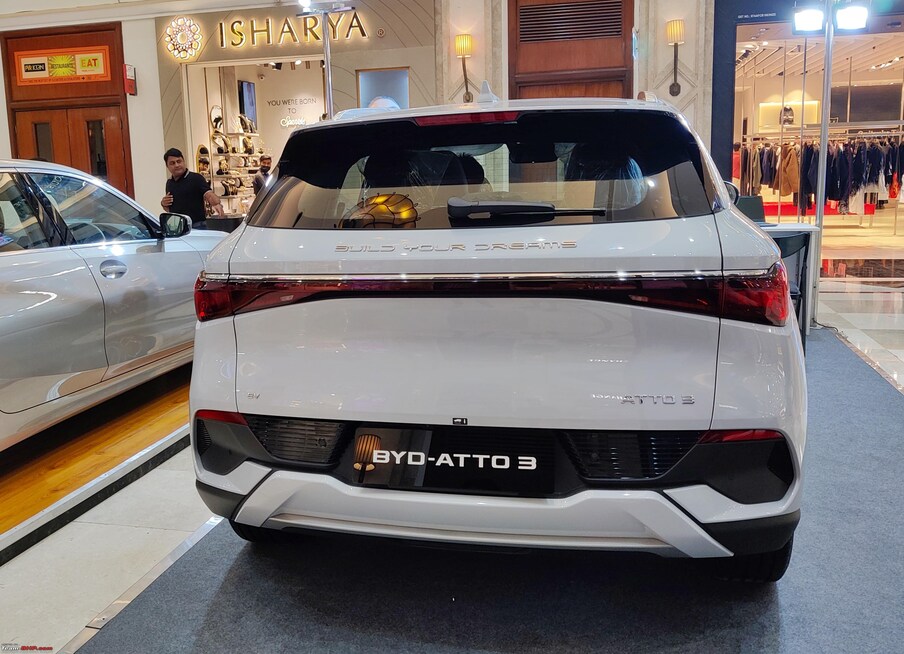  BYD ATTO 3: BYD అటో 3 ఈ ఏడాది నవంబర్‌లో లాంచ్ అయింది. దీని ప్రారంభ ధర రూ.33.99 లక్షలు(ఎక్స్-షోరూమ్). కేవలం ఒక నెలలోనే 1500 కంటే ఎక్కువ బుకింగ్స్ వచ్చాయి. డెలివరీలు జనవరిలో స్టార్ట్ కానున్నాయి. ఈ మోడల్‌లో ఫేమ్డ్ బ్లేడ్ బ్యాటరీ టెక్నాలజీని వినియోగించారు. ఇందులో 60.48 kWh బ్యాటరీ ఉంటుంది. 201 bhp- 301 Nm టార్క్‌ను ప్రొడ్యూస్ చేసే ఎలక్ట్రిక్ మోటారును ఇందులో అమర్చారు. ఈ ఎస్‌యూవీ 7.3 సెకన్లలో 0 నుంచి 100 kmph స్పీడ్‌ను అందుకుంటుంది. అంతేకాకుండా ఇది 521 కి.మీ. రేంజ్‌ను అందిస్తుంది.