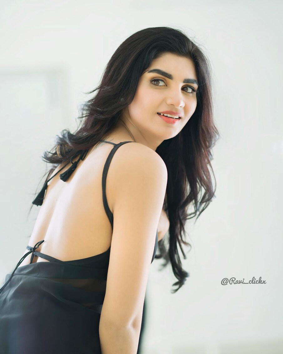  రోజుకో తీరులో పరువాలను ప్రదర్శిస్తూ ఇంటర్నెట్ లో హంగామా చేస్తోంది వర్ష. ఈ క్రమంలోనే తాజాగా ఆమె పోస్ట్ చేసిన లేటెస్ట్ ఫొటోస్ నెటిజన్ల మనసు దోచుకుంటున్నాయి. సొగసుల గాలం వేస్తూనే అట్రాక్టివ్ లుక్స్ తో మెరికిపోతోంది ఈ జబర్దస్త్ బ్యూటీ.