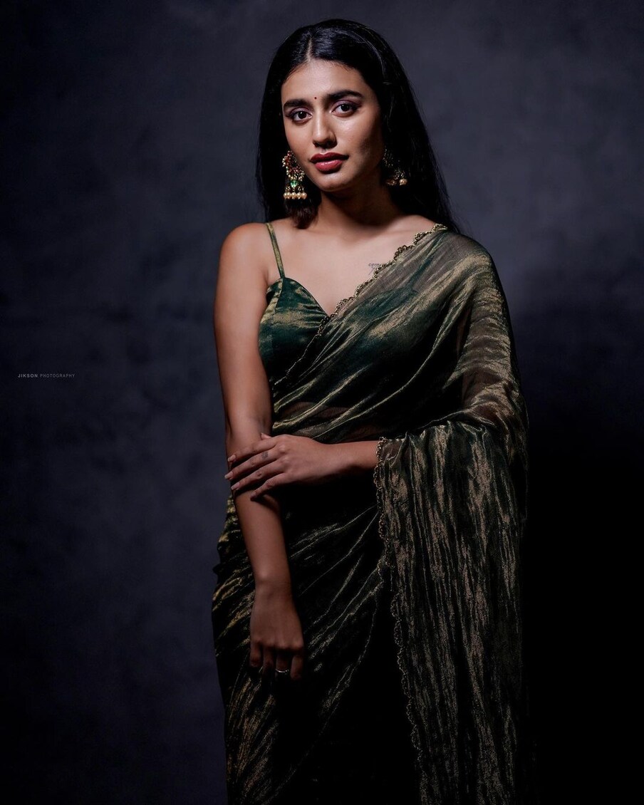 రాత్రికి రాత్రి ఫేమ్ కొట్టేసిన హీరోయిన్ల లిస్టులో ప్రియా ప్రకాష్ పేర ముందు వరుసలో ఉంటుంది. ఒకే ఒక్క కన్ను గీటుతో దేశ వ్యాప్తంగా యూత్ ఆడియన్స్ ని షేక్ చేసి పడేసింది ఈ ముద్దుగుమ్మ. ఆమె నటించిన 'ఒరు అదార్ లవ్' బాక్సాఫీస్ దగ్గర పెద్దగా ఆకట్టుకోలేక పోయినా ప్రియా మాత్రం ఫేమస్ అయింది.