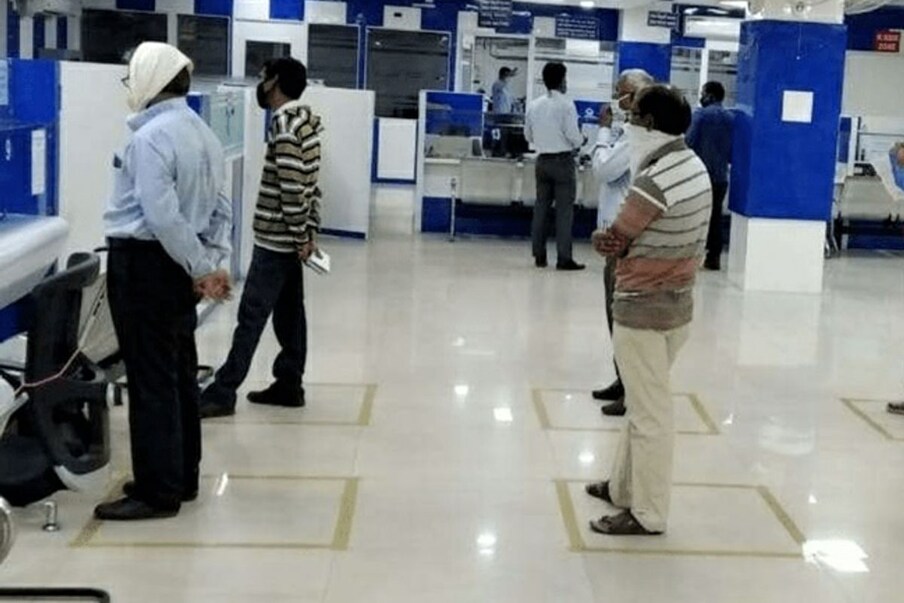  ప్రభుత్వ రంగానికి చెందిన యూకో బ్యాంక్ అదరగొట్టింది. టాప్ పర్ఫార్మర్‌గా నిలిచింది. ఈ షేరు ఈ ఏడాది ఇప్పటి వరకు 180 శాతం మేర పెరిగింది. అంటే ఏడాది ఆరంభంలో రూ.లక్ష పెట్టి ఉంటే ఇప్పుడు ఆ ఇన్వెస్ట్‌మెంట్ విలువ రూ.2.8 లక్షలకు చేరి ఉండేది. 52 వారాల కనిష్ట స్థాయి నుంచి చూస్తే ఏకంగా 262 శాతం మేర పైకి కదిలింది. ఈ బ్యాంక్ మార్కెట్ క్యాప్ రూ. 43,519 కోట్లు.