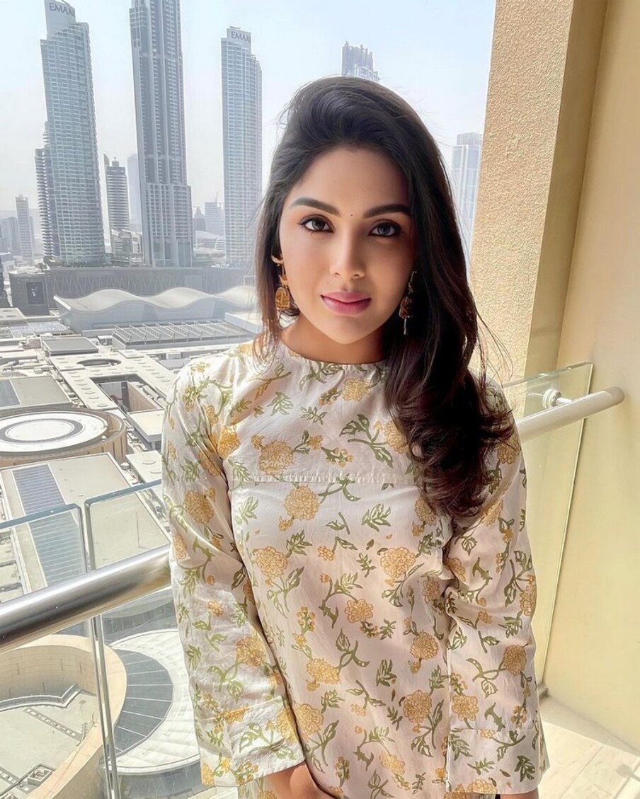  మలయాళం, తమిళంతో పాటు కన్నడలోనూ నటించి గుర్తింపు తెచ్చుకుంది ఈ పాతికేళ్ల భామ.  ‘భీమ్లా నాయక్’ మూవీతో టాలీవుడ్ ప్రేక్షకులను పలకరించింది. అయితే ఈమెకు తెలుగులో మొదట కళ్యాణ్ రామ్ బింబిసారలో ఛాన్స్ వచ్చింది. ఆ సినిమా ఆలస్యం కావడంతో  ముందుగా ‘భీమ్లా నాయక్’ మూవీతో పలకరించింది.  (Twitter/Photo)