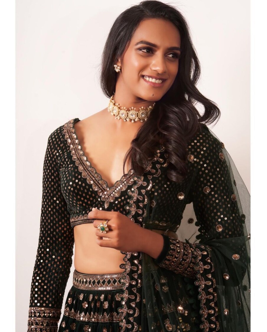  అయితే సినిమా స్టార్లతో సింధుకు చాలా క్లోజ్ రిలేషన్ మెయిన్‌టెన్ చేస్తూ వస్తోంది. చిరంజీవి, నాగార్జున, ప్రభాస్, మంచు విష్ణు అలా అందరు హీరోలతో సన్నిహితంగా ఉంటారు సింధు. టాలీవుడ్‌లో హీరోలందరు ఇష్టమేనన్న సింధు ప్రభాస్ అంటే ఎక్కువ ఇష్టమని ఓ టీవీ షోలో చెప్పారు. (Photo:Instagram)