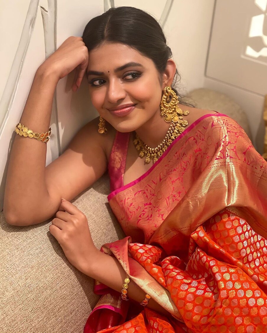  శివానీ రాజశేఖర్ ఫస్ట్ మూవీ ‘అద్భుతం’ సినిమా విషయానికొస్తే.. టైమ్ ట్రావెల్ నేపథ్యంలో తెరకెక్కిన ఈ సినిమాకు విమర్శకులు ప్రశంసలు దక్కాయి. తొలి సినిమాలో మంచి నటిగా ప్రూవ్ చేసుకుంది. అంతేకాదు తల్లి, తండ్రికి తగ్గ తనయగా ప్రూవ్ చేసుకుంది శివానీ రాజశేఖర్. (Instagram/Photo)