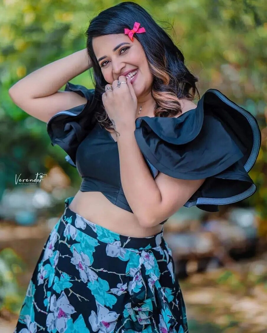  మది దాచుకున్న రహస్యాన్ని వెతికేటి నీ చూపునాపేదెలా..నీ నీలి కన్నుల్లో పడి మునకలేస్తున్న నా మనసు తేలేదెలా..గిలిగింత పెడుతున్న నీ చిలిపి తలపులతో ఏమో ఎలా వేగడం అంటూ రొమాంటిక్ టచ్ ఉన్న కామెంట్‌ని మేకప్‌ ఫోటోతో షేర్ చేసింది అనసూయ. (Photo:Instagram)