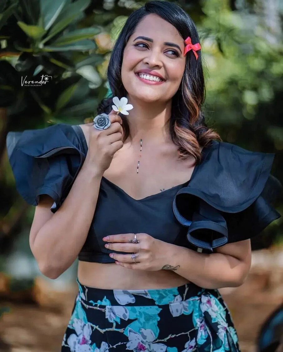  అనసూయ యాంకరింగ్‌ ఫీల్డ్‌లోకి రాకముందు వరకు సీనియర్ సుమ టాప్‌ రెమ్యునరేషన్‌ తీసుకునే యాంకర్‌గా ఐడెంటీటి తెచ్చుకుంది. కాని అనసూయ జోష్‌తో సుమ ప్రోగ్రామ్స్‌, ఈవెంట్స్‌తో బిజీగా ఉంటే అనసూయ, టీవీ షోలు, సినిమాలతో నేనేం తక్కువా అనిపించుకుంటోంది. (Photo Credit:Instagram)