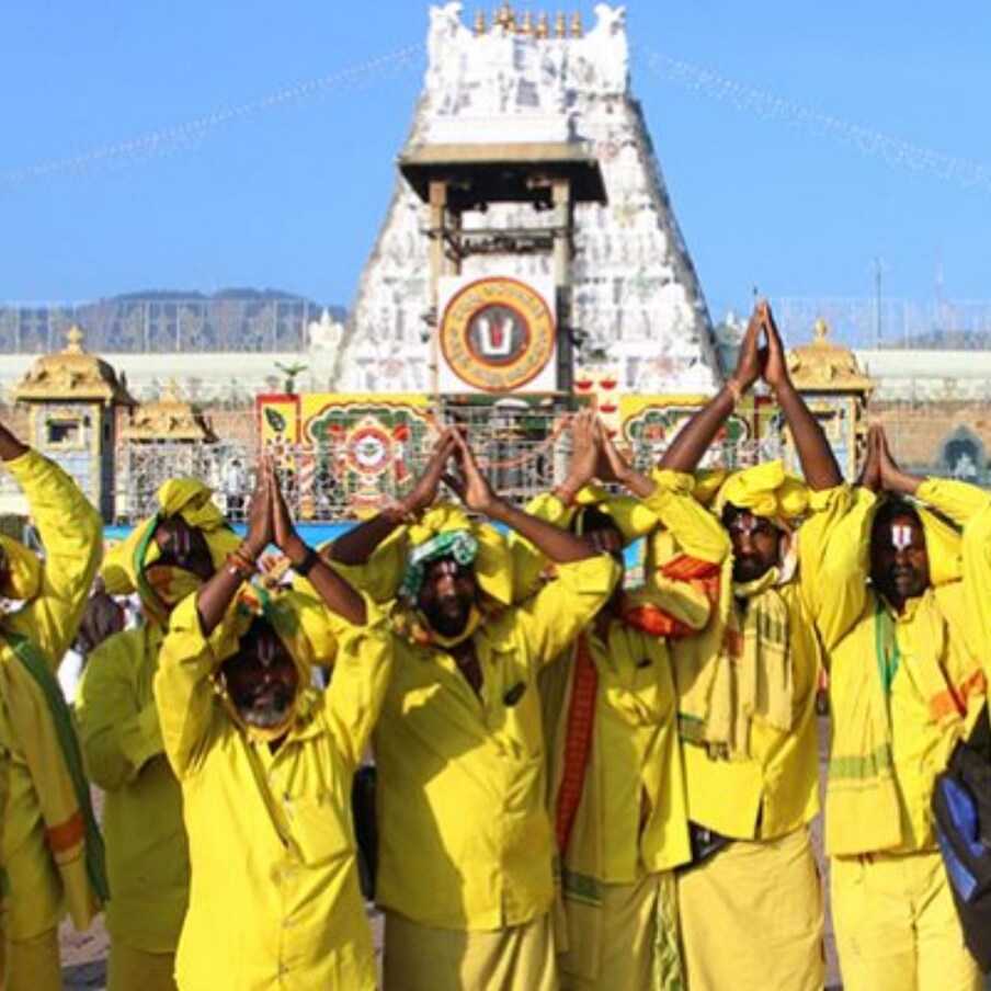  TTD Alert: కలియుగ వైకుంఠం తిరుమలలో వెలిసిన శ్రీ వెంకటేశ్వర స్వామిని దర్శించుకోవాలనుకు భక్తులకు అలర్ట్.. వైకుంఠ ద్వార దర్శనం జనవరి 2 నుండి 11వ తేదీ వరకు 10 రోజుల పాటు ఉంటుందని ఈవో ప్రకటించారు. దీనికి సంబంధించి ఇప్పటికే ఆన్‌లైన్‌ ద్వారా 300 ఎస్‌ఇడి టికెట్లు 2 లక్షలు కేటాయించారు. అలాగే సర్వదర్శనం టోకెన్లు కూడా విడుదల చేస్తున్నట్టు టీటీడీ ఈవో అనిల్‌ కుమార్‌ సింఘాల్‌ ప్రకటించారు. 