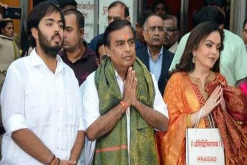ముఖేష్ అంబానీ, నీతా అంబానీలతో అనంత్ అంబానీ (ఫైల్ ఫోటో)
