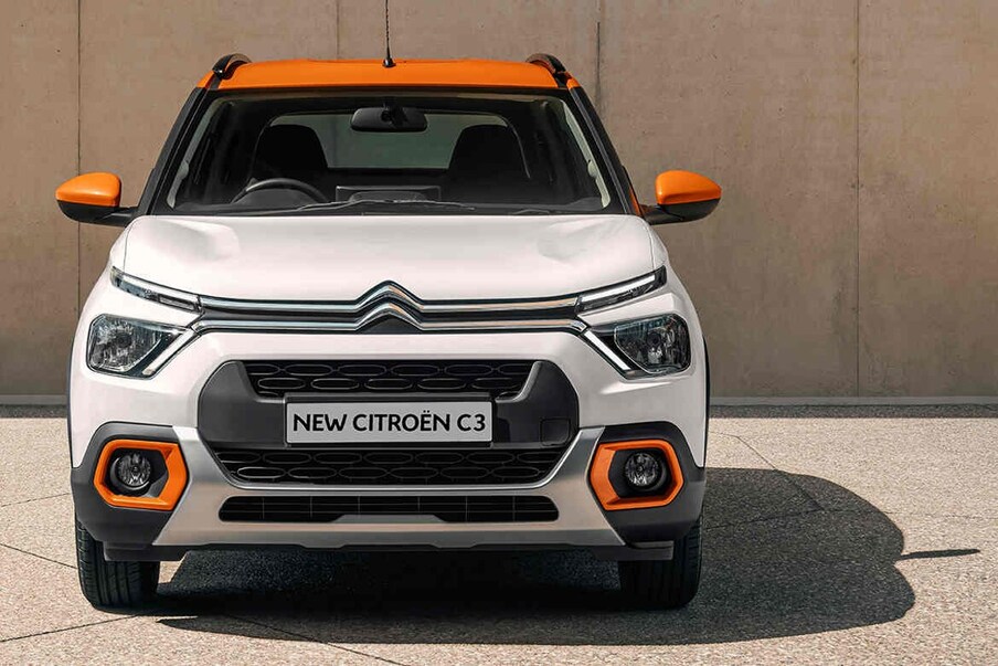  CITROEN C3 : Citroen C3 ఎలక్ట్రిక్ వెర్షన్‌ను eC3గా పిలుస్తారు. భారత్‌లో వచ్చే నెలలో దీని విక్రయాలు ప్రారంభమవుతాయి. డిజైన్ పరంగా ICE వేరియంట్‌తో పోల్చితే చాలా తక్కువ మార్పులు చేశారు. కాంపాక్ట్ హ్యాచ్‌బ్యాక్‌లో ఫెండర్‌పై ఛార్జింగ్ పోర్ట్ మౌంట్ అయి ఉంటుంది. సంప్రదాయ గేర్ స్టిక్‌కు బదులుగా డ్రైవ్ సెలెక్టర్ ఇందులో ఉంటుంది. క్రూయిజ్ కంట్రోల్, ఆటోమేటిక్ క్లైమేట్ కంట్రోల్ వంటి కొత్త ఫీచర్స్ ఇందులో ఉన్నాయి. ఈ ఎస్‌యూవీ 350 కి.మీ. రేంజ్ అందిస్తుంది.