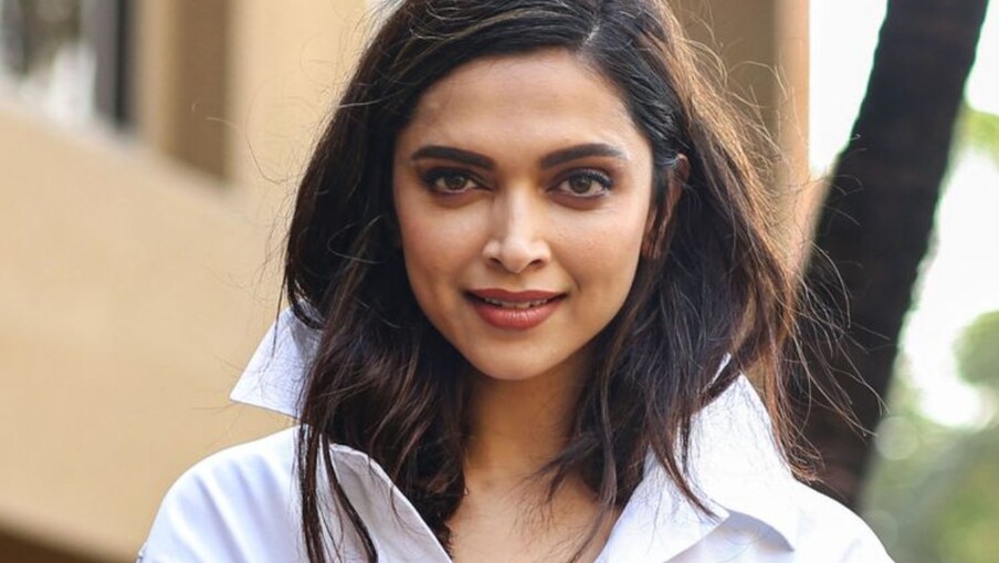  ఎండలో బయటికి వెళ్లే పని ఉంది, అప్పుడు మాత్రమే సూర్యుడి UV కిరణాల నుండి చర్మాన్ని రక్షించడానికి సన్‌స్క్రీన్ ఉపయోగించాల్సిన అవసరం లేదు. శీతాకాలం లేదా వేసవి అయినా అన్ని సమయాల్లో సన్‌స్క్రీన్ తప్పనిసరి.,[object Object],* దీపికా ప్యాచౌలీ సన్ స్క్రీన్ అనే ఉత్పత్తిని ఉపయోగిస్తుంది. ముఖ్యంగా, ఇది SPF 40+ కలిగి ఉంది.