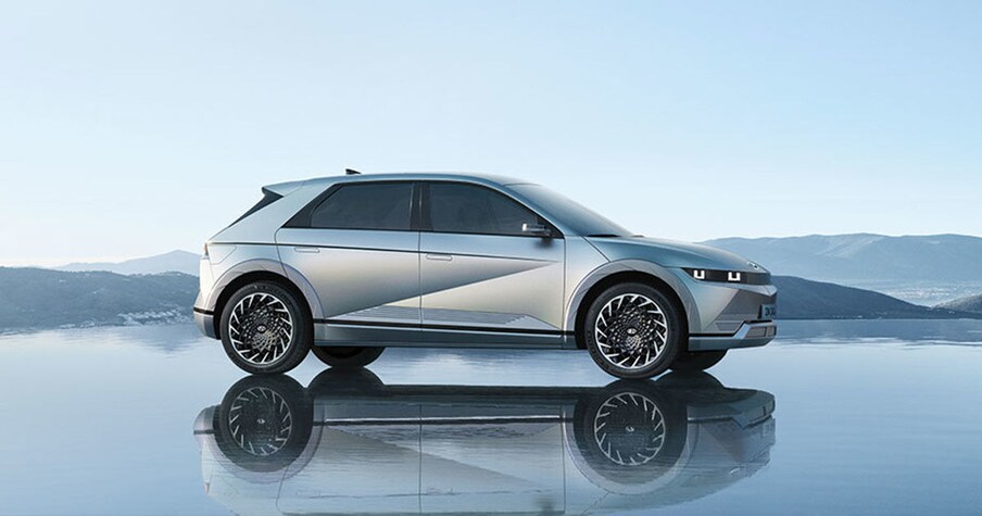  HYUNDAI IONIQ 5: ఆటో ఎక్స్‌పో-2023లో హ్యుందాయ్ ఐయోనిక్ 5 దాదాపు రూ.50 లక్షల(ఎక్స్-షోరూమ్) ధరతో లాంచ్ కానుంది. ఇందులో పెద్ద బ్యాటరీ ఉంటుంది. ఒక్కసారి ఛార్జింగ్‌పై 631 కి.మీ. రేంజ్ అందిస్తుంది.