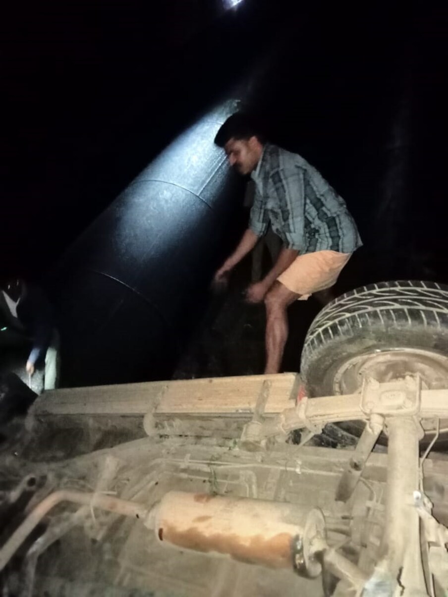  తిరుగు ప్రయాణంలో తమిళనాడు సరిహద్దులోని లోయర్ క్యాంప్ వద్ద రాత్రి 11 గంటల సమయంలో.. వీరు ప్రయాణిస్తున్న కారు ప్రమాదానికి గురైంది.