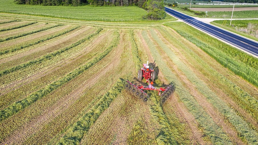 ఇలాంటి రోజు వచ్చినప్పుడు మనం విచారం వ్యక్తం చేస్తాం. మర్నాడు మళ్లీ మామూలే. రోజువారీ పనుల్లో పడి మనం భూమిని కాపాడాలనే అంశాన్ని మర్చిపోతాం. అందుకే పరిస్థితులు మారట్లేదు. ప్రతి ఒక్కరం ఎంతో కొంత ప్రయత్నించడం ద్వారా భూమికి జరిగే నష్టాన్ని కొంతైనా తగ్గించవచ్చంటున్నారు భూగర్భ శాస్త్రవేత్తలు. సంప్రదాయపద్ధతుల్లో పంటలు పండించాలని కోరుతున్నారు. నీటి వృథాను తగ్గించుకోవాలని సూచిస్తున్నారు. అడవుల పెంపకం ద్వారా భూసారం పెరుగుతుందని చెబుతున్నారు.