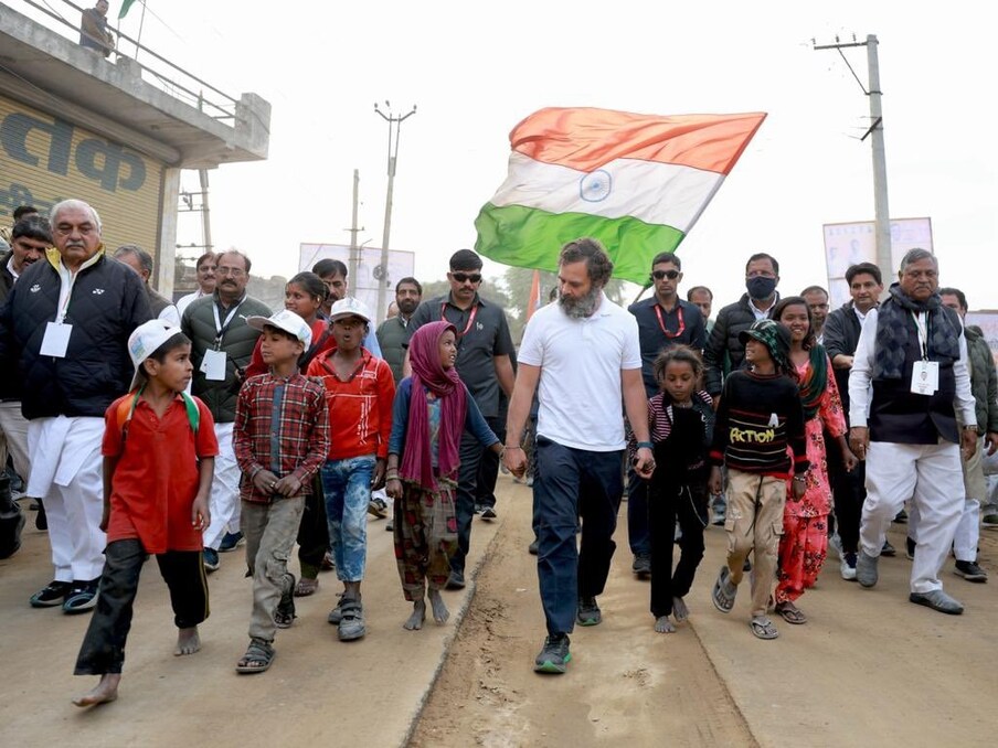  ప్రస్తుతం చైనా సహా అనేక దేశాల్లో కరోనా అల్లకల్లోలం చేస్తోంది. కరోనా ఒమిక్రాన్ సబ్ బేరియెంట్ బీఎఫ్7 అత్యంత వేగంగా వ్యాప్తి చెందుతోంది. ఈ నేపథ్యంలో భారత్ సహా అనే దేశాలు అప్రమ్తమతవున్నాయి. మళ్లీ కరోనా ఆంక్షలు విధిస్తున్నాయి. ఐనప్పటికీ వేలాది మందితో రాహుల్ గాంధీ భారత్ జోడో యాత్రం కొనసాగించడంపై విమర్శలు వస్తున్నాయి (ప్రతీకాత్మక చిత్రం)