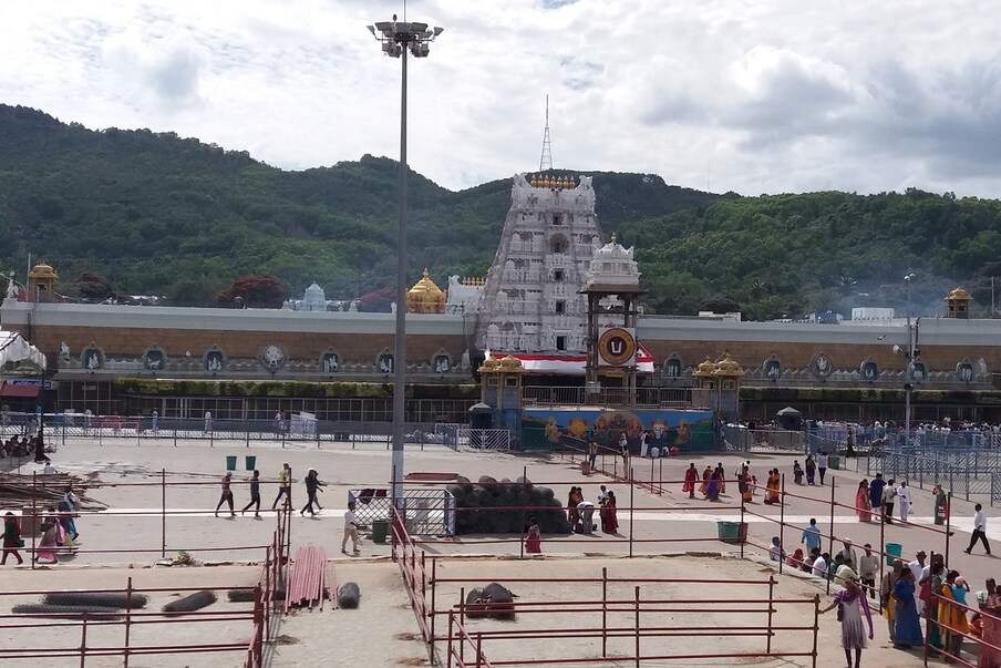  1. సాధారణ రోజుల్లోనే తిరుమల (Tirumala) వెళ్లి శ్రీవారిని దర్శించుకునే భక్తుల సంఖ్య ఎక్కువగా ఉంటుంది. ఇక హాలిడేస్ వస్తే తిరుపతి (Tirupati) వెళ్లేందుకు భక్తులు క్యూ కడుతుంటారు. ఇప్పుడు మళ్లీ వరుసగా సెలవులు వచ్చాయి. ఈ వారం లాంగ్ వీకెండ్ (Long Weekend) వచ్చింది. జనవరి 26 గురువారం రిపబ్లిక్ డే, జనవరి 28 శనివారం, జనవరి 29 ఆదివారం సందర్భంగా సెలవులు వచ్చాయి. (ప్రతీకాత్మక చిత్రం)