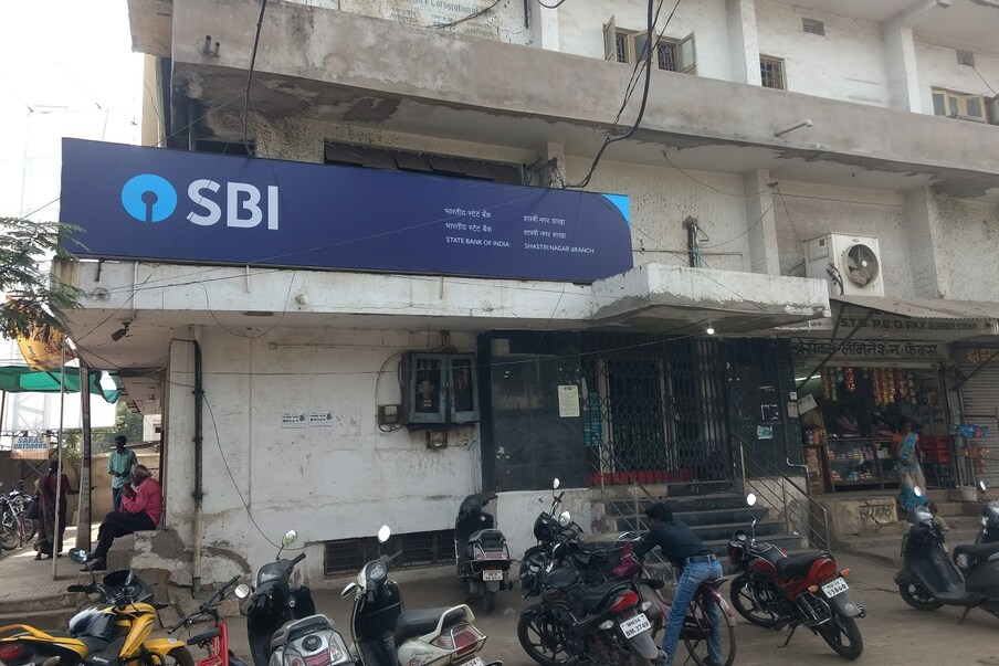  1. రిజర్వ్ బ్యాంక్ ఆఫ్ ఇండియా (RBI) ఇటీవల కొత్త రూల్స్ ప్రకటించింది. ఈ కొత్త నియమనిబంధనలతో బ్యాంక్ కస్టమర్లకు ఊరట కల్పించింది. కొత్త రూల్స్ ప్రకారం బ్యాంకు ఖాతాదారులు రీ-కేవైసీ కోసం బ్యాంక్ బ్రాంచ్‌కు వెళ్లాల్సిన అవసరం లేదు. అంటే ఆన్‌లైన్‌లోనే రీ-కేవైసీ ప్రాసెస్ (Re-KYC Process) పూర్తి చేయొచ్చు. (ప్రతీకాత్మక చిత్రం)