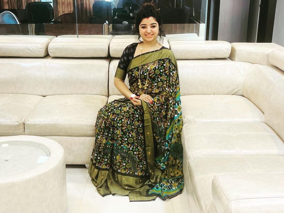  నల్ల చీరలో మహాలక్ష్మి చాలా అందంగా కనిపిస్తోంది. ఆమె షేర్ చేసిన ఫోటోలకు తక్కువ సమయంలో మూడు వేలకు పైగా లైకులు వచ్చాయి.