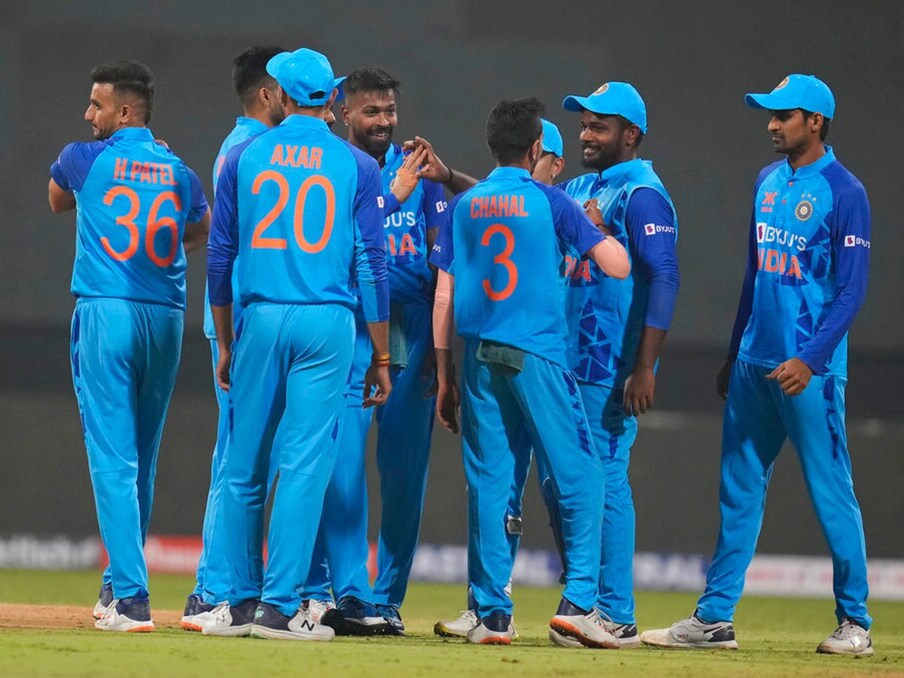  కోల్ కతా (Kolkata)లోని ఈడెన్ గార్డెన్స్ వేదికగా జరిగిన రెండో వన్డేలో టీమిండియా (Team India) విక్టరీ కొట్టింది. మరో మ్యాచ్ మిగిలుండగానే సిరీస్ ను కైవసం చేసుకుంది. ప్రస్తుతం 2-0 ఆధిక్యంలో ఉంది. అయితే, ఓ ఆటగాడి ప్రవర్తనపై ప్రస్తుతం టీమిండియా ఫ్యాన్స్ మండిపడుతున్నారు. ఆ క్రికెటర్ ఎవరో కాదు.. టీమిండియా టీ20 కెప్టెన్ హార్దిక్. వాళ్ల కోపానికి చాలా కారణాలే ఉన్నాయి.