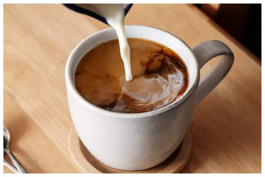  మోస్ట్ పాపులర్ హాట్ డ్రింక్స్‌లో కాఫీ (Coffee) ఫస్ట్ ప్లేస్‌లో ఉంటుంది. దీనితో అనేక హెల్త్ బెనిఫిట్స్ ఉంటాయి. కాఫీ బరువు (Weight Loss) తగ్గించడంలోనూ సహకరిస్తుంది. కానీ ఈ విషయం తెలియక చాలామంది ఖరీదైన కొవ్వు కరిగించే ఫ్యాట్ బర్నింగ్ ప్రొడక్ట్స్ కొనుగోలు చేస్తుంటారు. వాటికి బదులు వారు కాఫీ తాగినా బరువు తగ్గవచ్చని నిపుణులు చెబుతున్నారు.