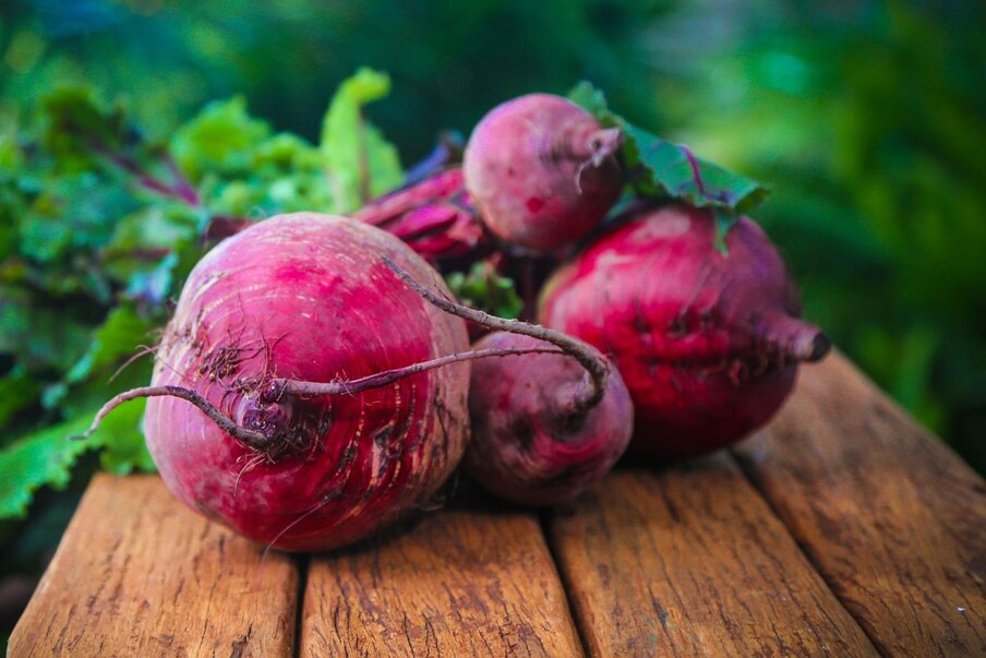  Beetroot : రక్తం బాగా పెరిగేందుకు బీట్‌రూట్ వాడండి. డైరెక్టుగా తినడం లేదా కూరలో వాడటం లేదా పంచదార కలపని జ్యూస్ రూపంలో తీసుకోండి. రక్త ప్రసరణ చక్కగా అవ్వడమే కాదు.. రక్తం శుద్ధి అవుతుంది కూడా.