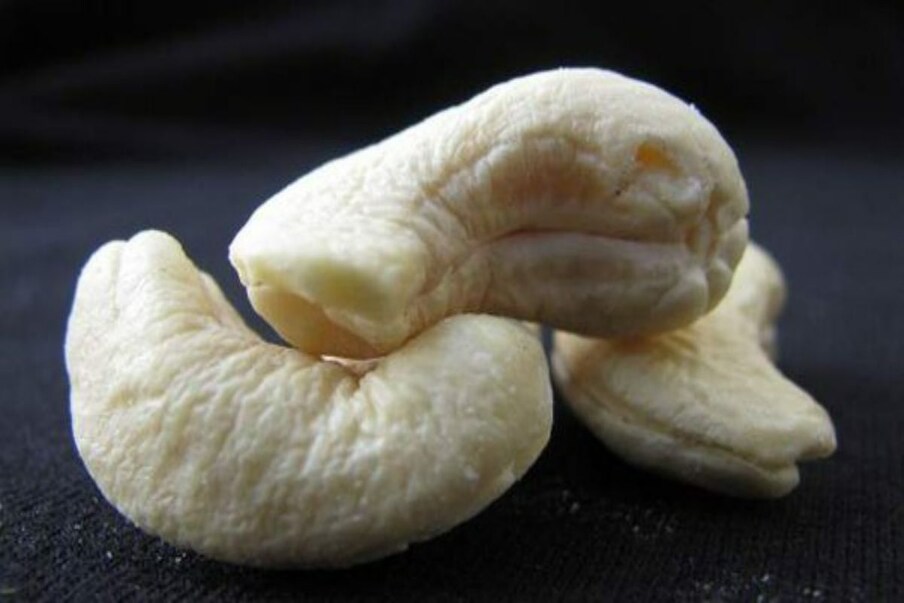  Cashew for Diabetes : ఈ రోజుల్లో అందరివీ ఉరుకుల పరుగుల జీవితాలు. ప్రశాంతంగా ఇంట్లో వండుకునే ఆహారం తినే వీలు లేదు. అందుకే చాలా మంది ఫుడ్ డెలివరీ యాప్‌లను వాడేస్తున్నారు. కొంతమంది రెస్టారెంట్లలో తింటున్నారు. ఇలా బయటి ఆహారం తినడం వల్ల.. ఉప్పు ఎక్కువై హైబీపీ.. కొవ్వు ఎక్కువై డయాబెటిస్ వంటి అనారోగ్యాలు వస్తున్నాయి.