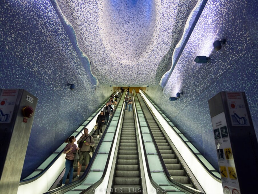 Naples Metro, Italy: నేపుల్స్ మెట్రో (మెట్రోపాలిటానా డి నాపోలి) నిర్మాణం 1911లో ప్రారంభమైంది. రెండు ప్రపంచ యుద్ధాల సమయంలో రెండు వైపులా లైన్లు మరియు ప్లాట్‌ఫారమ్‌లను నిర్మించారు. అయితే.. ఆధునిక కాలంలో ఇటాలియన్ మరియు అంతర్జాతీయ కళాకృతులు ప్రతిబింబించేలా ఈ స్టేషన్ కు మెరుగులు అద్దారు. 180 కంటే ఎక్కువ కళాకృతులు.. ఈ మెట్రో స్టేషన్ లోని ప్రతి లైన్ లోనూ మనం చూడవచ్చు. నేపుల్స్‌లోని అత్యంత ప్రసిద్ధ మరియు అందమైన మెట్రో స్టేషన్లలో ఒకటి టోలెడో. నవంబర్ 2012 నుంచి ఇది ప్రయాణికులకు అందుబాటులో ఉంది. ఐరోపాలో అత్యంత అందమైన స్టేషన్‌గా డైలీ టెలిగ్రాఫ్ ఓ కథనాన్ని వెలువరిచింది. దీని డిజైన్‌ను స్పానిష్ ఆర్కిటెక్చర్ సంస్థ వాటర్ అండ్ లైట్ థీమ్ తో రూపొందించింది. (PC : Social Media)