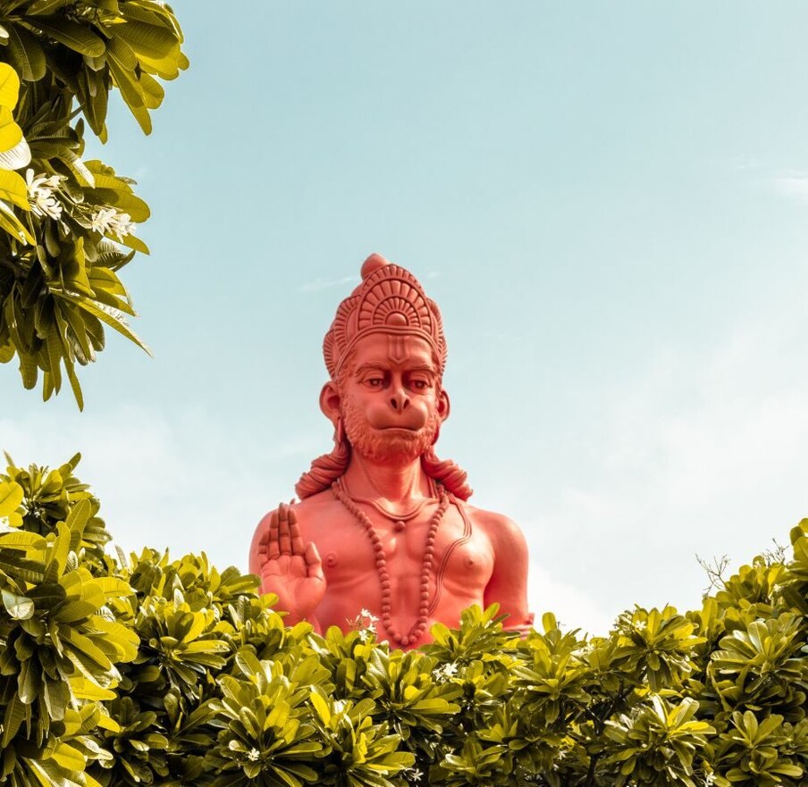  ,[object Object], మంగళవారం నాడు హనుమంతుడిని పూజించడం వల్ల కోరికలు నెరవేరుతాయని చెబుతారు. ఈ రోజున హనుమాన్ చాలీస్ పఠించడం, ఎరుపు మరియు నారింజ పువ్వులు సమర్పించడం మరియు దీపం వెలిగించడం శుభప్రదం.