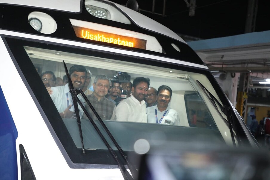  2. సికింద్రాబాద్ విశాఖపట్నం మధ్య పరుగులు తీయనున్న వందే భారత్ రైలు ఎలా ఉంటుందో చూడాలన్న ఆసక్తి రైల్వే ప్రయాణికుల్లో ఉంది. వందే భారత్ రైలు బుకింగ్స్ కూడా ప్రారంభం అయ్యాయి కాబట్టి రైల్వే ప్రయాణికులు ఈ రైలు ఎక్కి స్వయంగా వందే భారత్ రైలు ప్రత్యేకతల్ని తెలుసుకునే అవకాశం ఉంది. (image: Indian Railways)