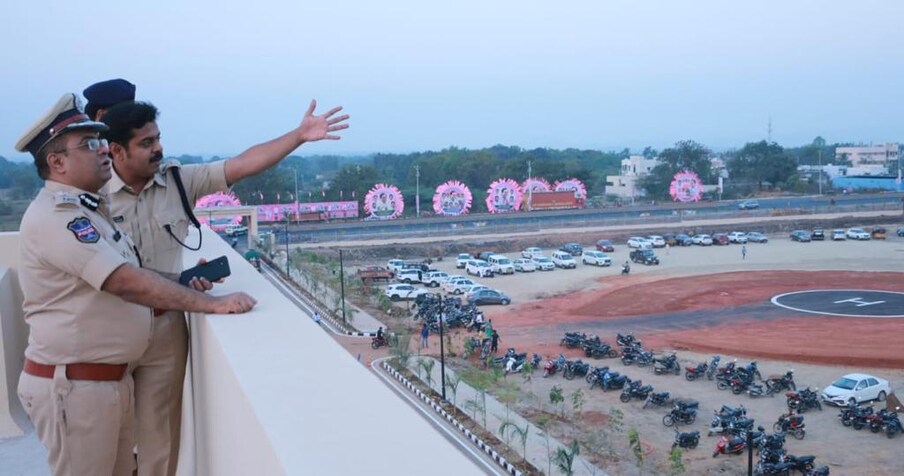  అనుమతి లేకుండా ఆలయాన్ని డ్రోన్ తో చిత్రకరిస్తున్నారని ఆలయ సిబ్బంది పోలీసులకు సమాచారం ఇచ్చారు. రంగంలోకి దిగిన పోలీసులు డ్రోన్ ఆలయంలోకి ఎలా వచ్చిందనే అంశంపై ఆరా తీశారు.