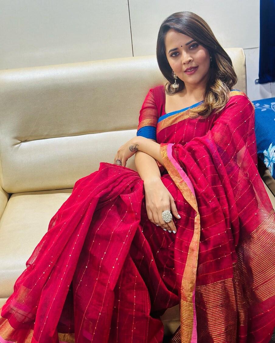  బుల్లితెపై జబర్దస్త్ బ్యూటీగా భారీ పాపులారిటీ సంపాదించింది అనసూయ. యాంకర్ అనే పదానికి కొత్త అందం తీసుకొస్తూ తన గ్లామర్ ట్రీట్ తో చిన్నితెర ప్రేక్షకుల నాడి పట్టేసింది. బుల్లితెరపై ఎప్పటికప్పుడు ఫ్రెష్ లుక్స్‌తో మెస్మరైజ్ చేస్తూ తనకంటూ స్పెషల్ ఇమేజ్ క్రియేట్ చేసుకుంది అనసూయ.