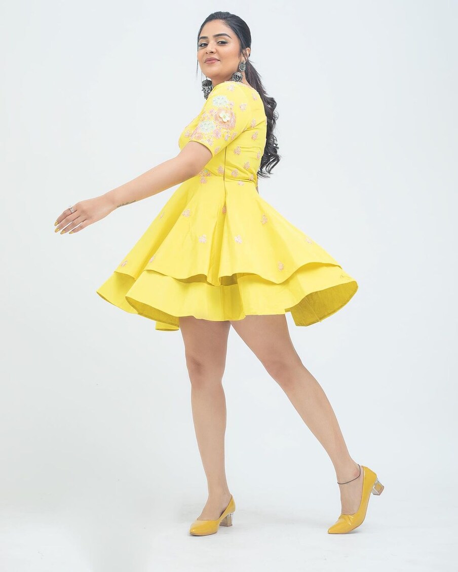  Anchor Sreemukhi : అది అలా ఉంటే ఆమె తాజాగా ఓ ఫోటో షూట్ చేసింది. ఆ ఫోటోల్లో శ్రీముఖి అదరగొట్టిందనే చెప్పాలి. క్యూట్ లుక్‌లో కేకపెట్టించింది. దీంతో నెటిజన్స్ ఫిదా అవుతున్నారు. దానికి సంబంధించిన కొన్ని పిక్స్‌ ప్రస్తుతం సోషల్ మీడియాలో వైరల్‌గా మారాయి.. Photo : Instagram